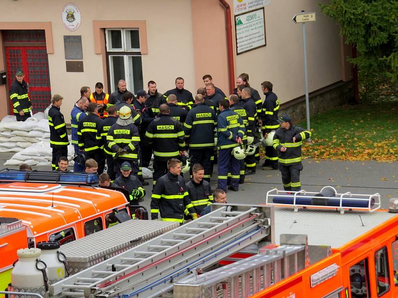 Cvičení hasičů záchrany tonoucích osob na vodní nádrži Vítovka nedaleko Oder. 