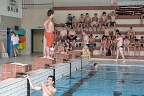 O plaveckou cenu Nového Jičína se v tamním krytém bazénu utkalo na 110 handicapovaných lidí ze speciálních škol a ústavů sociální péče severní Moravy.