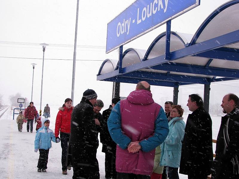 Novou vlakovou zastávku uvedli slavnostně do provozu v pondělí 16. února před půl osmou ráno v Loučkách, místní části Oder.