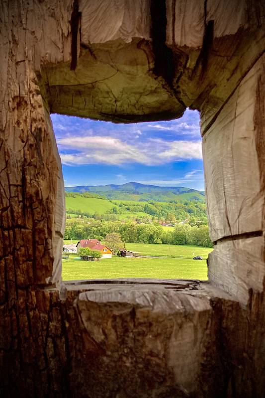 Působivá panoramata nabízí výletní trasa přes Lichnov vedoucí z Frenštátu pod Radhoštěm do Štramberka, květen 2022.