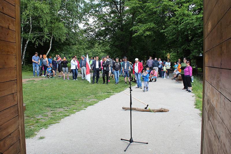 Desítky lidí se sešly u zvoničky Strážkyně Beskyd na Horečkách v Trojanovicích při 11. výročí vydáná dekrteu Uzamčené země valašské na sto roků před záměry těžařů v Beskydech.