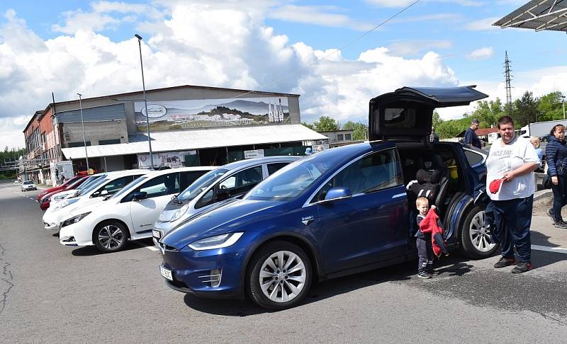 Příznivci elektromobility se v sobotu 29. května 2021 vydali na spanilou jízdou po Moravskoslezském kraji, aby si navzájem vyměnili zkušenosti a představili výhody elektromobilů veřejnosti.
