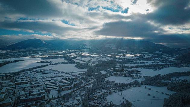 Frenštát pod Radhoštěm pod sněhem z dronové perspektivy.