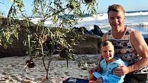 Vánoce v Austrálii. Petr Býma z Hodslavic postavil na australské pláži Bronte v Sydney vánoční stromeček pro malého Olivera, syna kamarádky Kateřiny z Petřvaldu na Novojičínsku, která žije v Austrálii již 10 let.