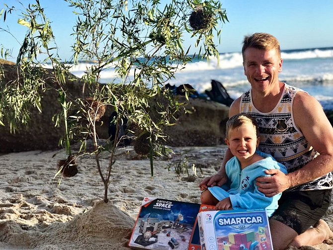 Vánoce v Austrálii. Petr Býma z Hodslavic postavil na australské pláži Bronte v Sydney vánoční stromeček pro malého Olivera, syna kamarádky Kateřiny z Petřvaldu na Novojičínsku, která žije v Austrálii již 10 let.