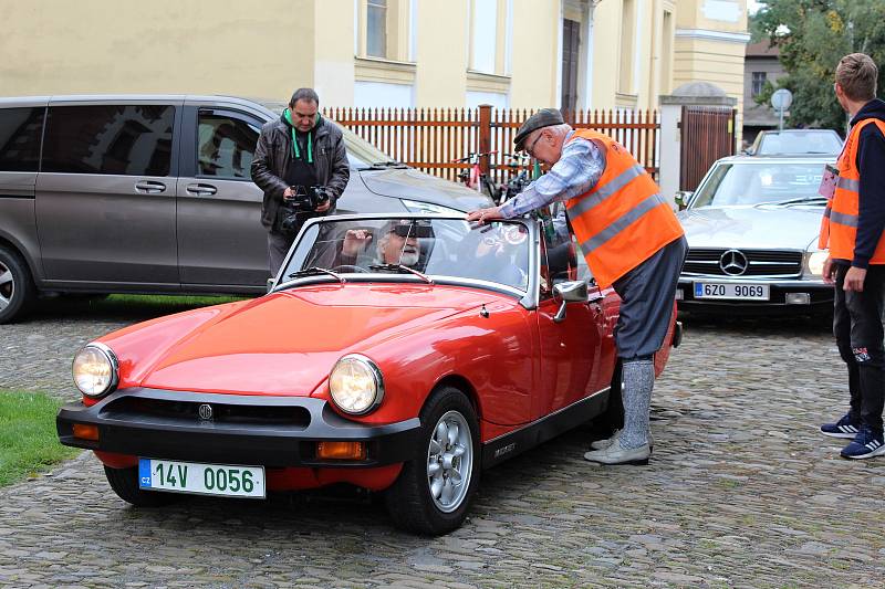 Desítky majitelů automobilových a motocyklových veteránů se sjely do areálu zámku v Kuníně, aby odtud vyrazily na 9. ročník Svatováclavské vyjížďky.