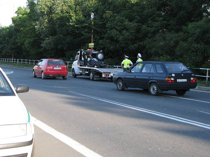 / Těžké zranění utrpěl sedmnáctiletý motocyklista na silnici I/57 ve směru z Nového Jičína na Fulnek.