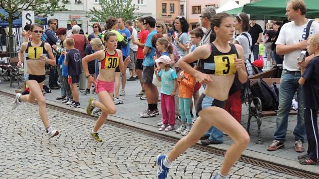 Letošního, již šestého ročníku Běhu mezi náměstími se zúčastnilo přes dvě stovky závodníků.