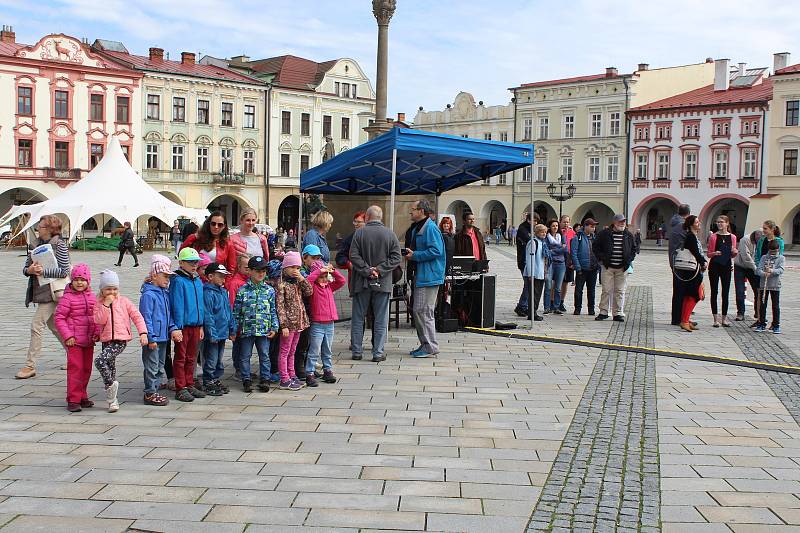 V Novém Jičíně se žáci tamní ZUŠ představili v pátek 31. května na Masarykově náměstí.