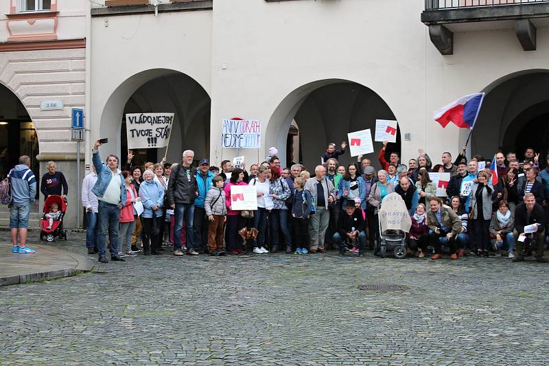 Demonstrace za nezávislou justici a proti vládě v Novém Jičíně, 28. května 2019.