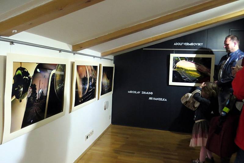 V rámci výstavy s příznačným názvem Kopřivnice v automobilech Tatra budou v Lašském muzeu moci návštěvníci obdivovat práce fotografa a designéra Karla Kudery. Výstava potrvá do 9. dubna. 