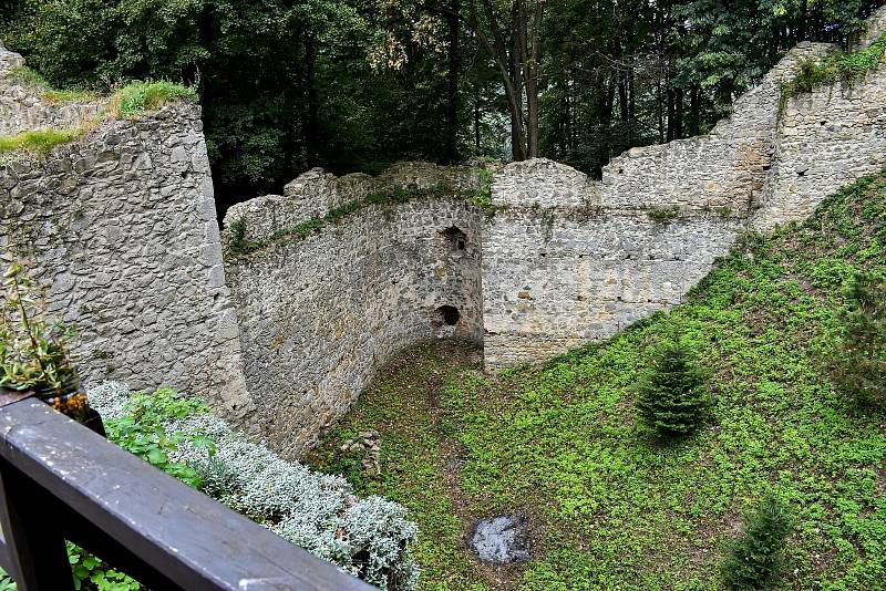 V těsném sousedství zříceniny hradu Lukov je naučná stezka Králky, do které také patří Přírodní památka skalního útvaru Králky.