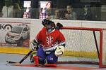 Po slavnostním zahájení mistrovství světa veteránů v in-line hokeji porazila Česká republika Velkou Británii 10:2.