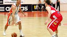 Basketbalisté Nového Jičína (světlé dresy) hostili ve druhém čtvrtfinálovém zápase play-off Mattoni NBL Pardubice.