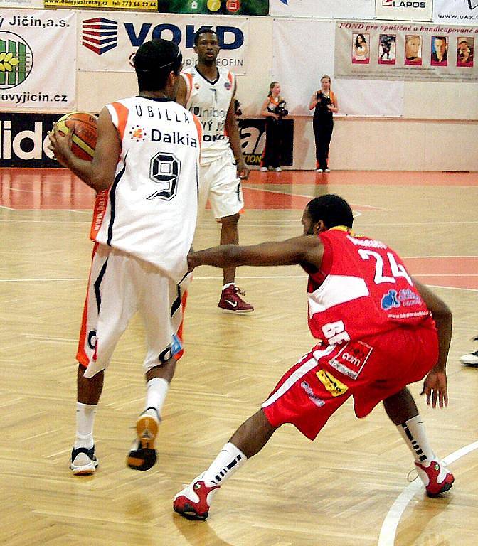 Basketbalisté Nového Jičína (světlé dresy) hostili ve druhém čtvrtfinálovém zápase play-off Mattoni NBL Pardubice.