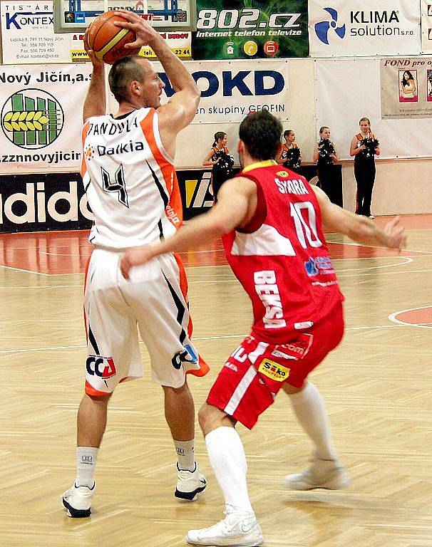 Basketbalisté Nového Jičína (světlé dresy) hostili ve druhém čtvrtfinálovém zápase play-off Mattoni NBL Pardubice.