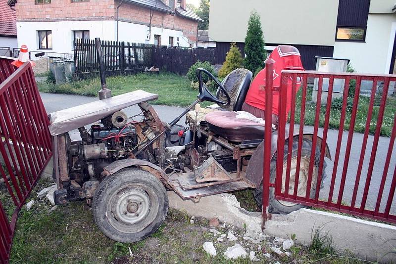 Řidič traktoru nezvládl jízdu svým podomácku vyrobeným strojem a narazil do plotu zahrady. Způsobil tak majiteli škodu v částce šesti tisíc korun.