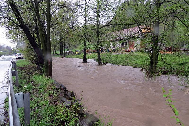 Hladina Jičínky na Novojičínsku se zvedla do úrovně II. pohotovostního stupně už v 8 hodin ráno a byla na něm až do poledne. V Žilně, místní části Nového Jičína, městská policie zvedla a uzavřela most, v Mořkově hasiči zasahovali u výtoku z kanálu.