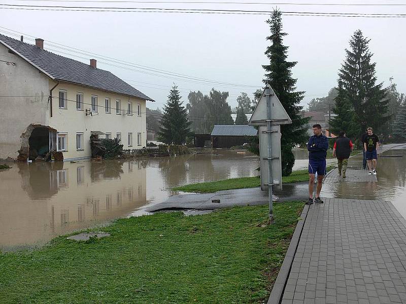 Majitelé žlutého domu v centru obce Jeseník nad Odrou si dlouho mysleli, že dům ještě nějakým způsobem opraví. Statik ale rozhodl jinak.