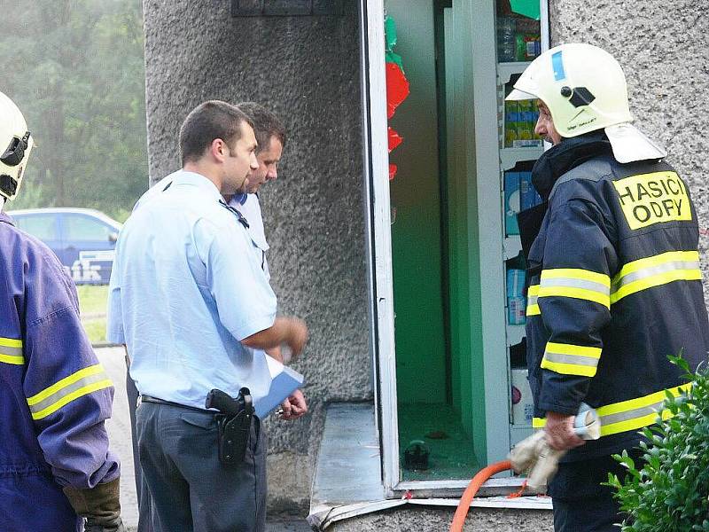 Minimálně tři hasičské jednotky se sjely k prodejně Hruška na Nádražní ulici, z níž vycházel kouř. 