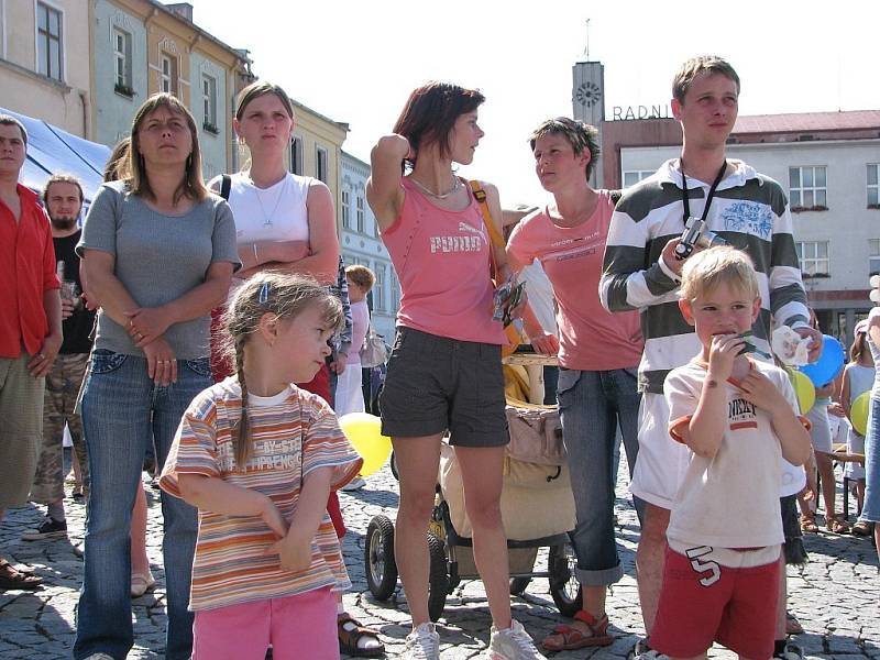 Den s Deníkem v Příboře na náměstí S. Freuda přilákal desítky obyvatel, kteří se dobře bavili.