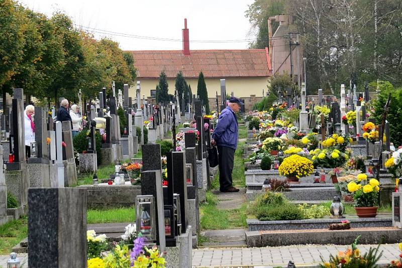 Stovky lidí i na Novojičínsku zamířily o tomto víkendu na hřbitovy. Důvodem byl svátek Památka zesnulých neboli Dušičky.