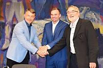 Podpis koaliční dohody ve Frenštátě pod Radhoštěm. V modrém saku budoucí starosta Jan Rejman, ve světlém saku budoucí místostarosta Zbyněk Vágner. Třetím signatářem je Karel Míček za PATRIOTY.