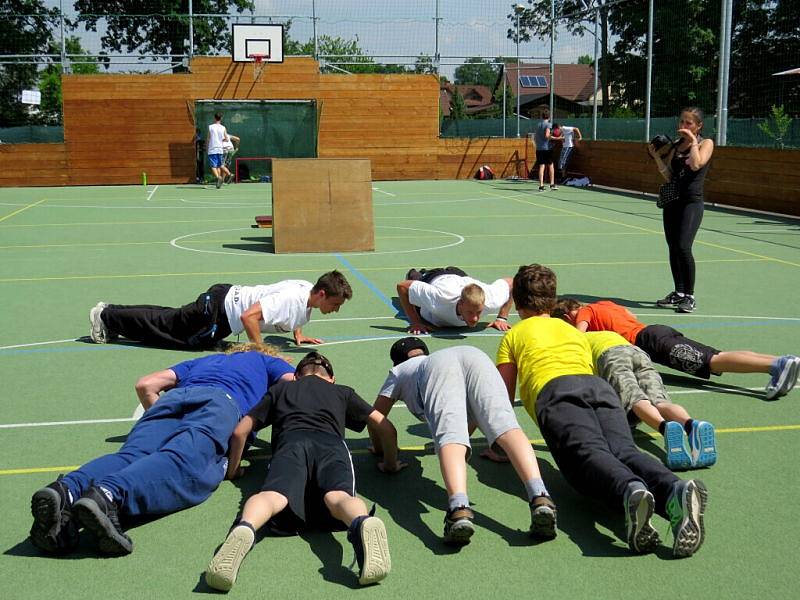 První červnová sobota se v Šenově u Nového Jičína nesla ve znamení oslav. U příležitosti dětského dne tam slavnostně otevřeli nově vybudované sportoviště, které nabízí dětem i dospělým rozmanité prvky.