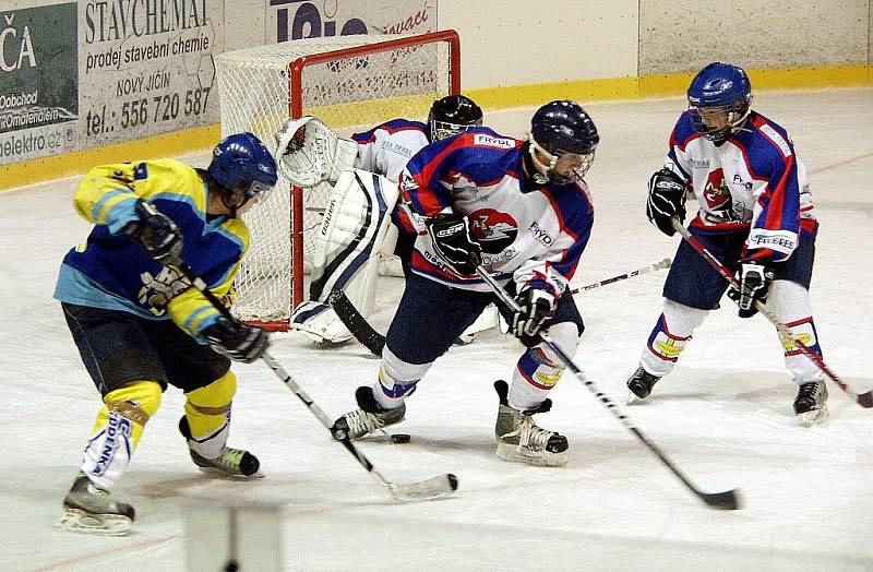 Juniorský tým Nového Jičína hostil v derby krajské hokejové ligy Studénku. Domácí utkání výborně rozehráli, hosté přesto nesložili zbraně a nakonec si odvezli cenný bod.