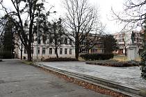 Komplex bývalé Základní školy Náměstí v Kopřivnici je dnes v zuboženém stavu. V novější přístavbě by měly vzniknout obecní byty, využití by časem měla mít i stará část, kde by měla být zřízená knihovna. Stav, únor 2022.