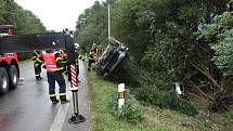 Během vyprošťování vozidla z příkopu hydraulickou rukou Bizona byla silnice mezi Bílovcem a Bravanticemi neprůjezdná.