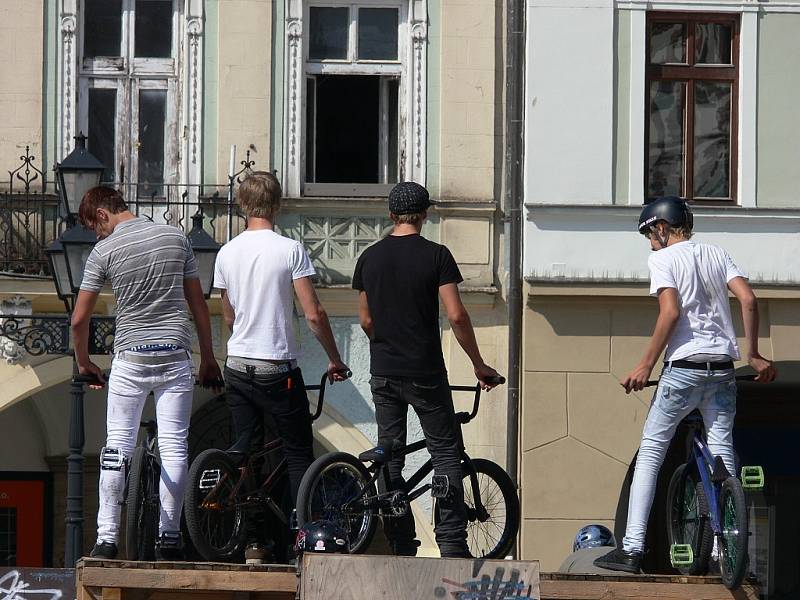 Na novojičínském náměstí se uskutečnil 4. ročník závodů BMX a MTB ve freeestyle. K vidění byly parádní kousky, ale také nepříjemné pády.