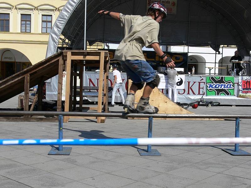 Na novojičínském náměstí se uskutečnil 4. ročník závodů BMX a MTB ve freeestyle. K vidění byly parádní kousky, ale také nepříjemné pády.