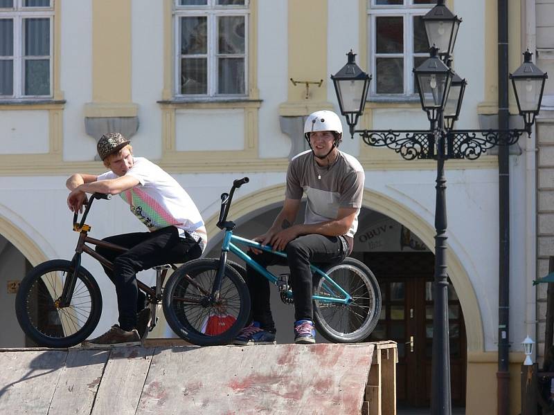 Na novojičínském náměstí se uskutečnil 4. ročník závodů BMX a MTB ve freeestyle. K vidění byly parádní kousky, ale také nepříjemné pády.