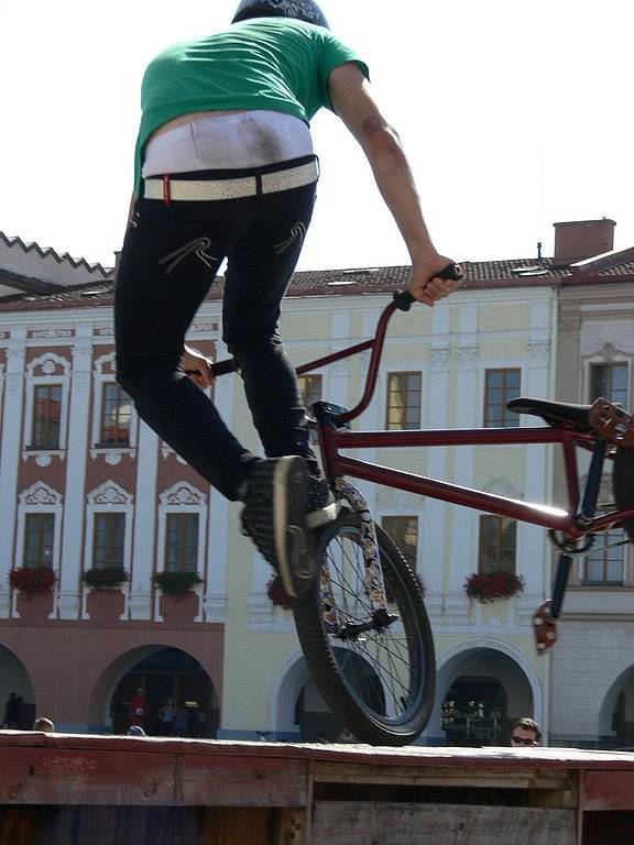 Na novojičínském náměstí se uskutečnil 4. ročník závodů BMX a MTB ve freeestyle. K vidění byly parádní kousky, ale také nepříjemné pády.