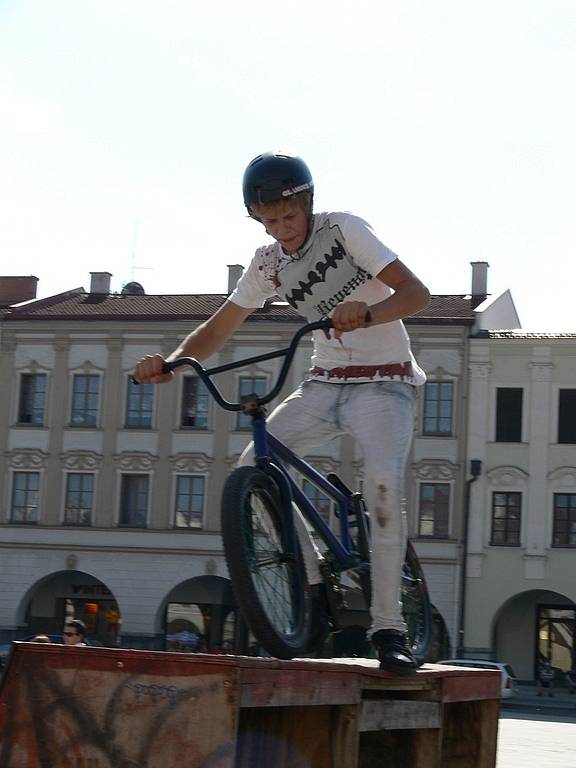 Na novojičínském náměstí se uskutečnil 4. ročník závodů BMX a MTB ve freeestyle. K vidění byly parádní kousky, ale také nepříjemné pády.