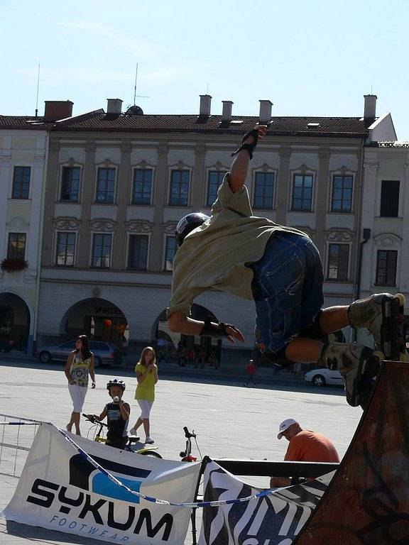 Na novojičínském náměstí se uskutečnil 4. ročník závodů BMX a MTB ve freeestyle. K vidění byly parádní kousky, ale také nepříjemné pády.