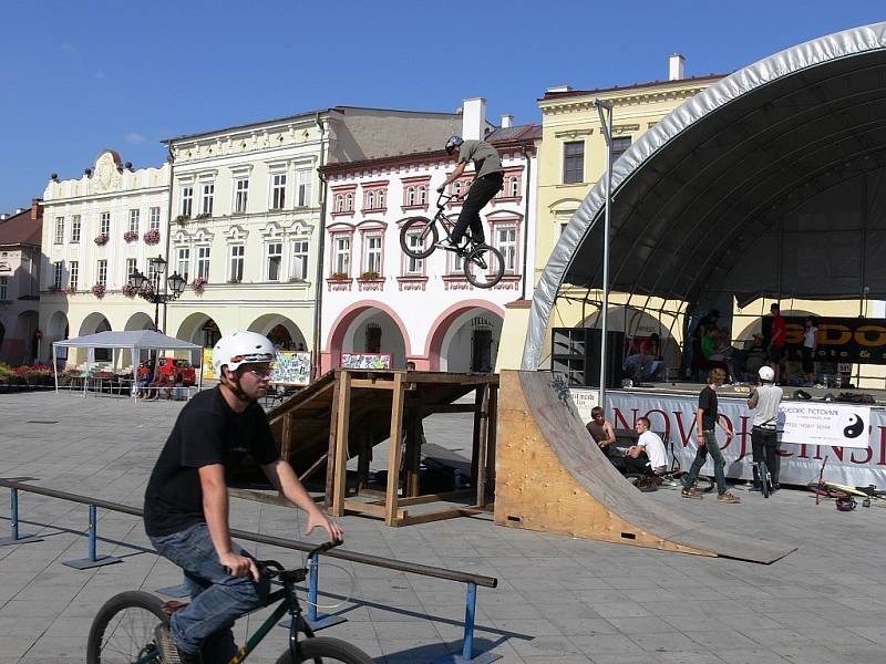 Na novojičínském náměstí se uskutečnil 4. ročník závodů BMX a MTB ve freeestyle. K vidění byly parádní kousky, ale také nepříjemné pády.