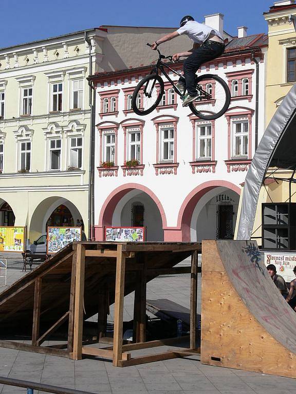 Na novojičínském náměstí se uskutečnil 4. ročník závodů BMX a MTB ve freeestyle. K vidění byly parádní kousky, ale také nepříjemné pády.