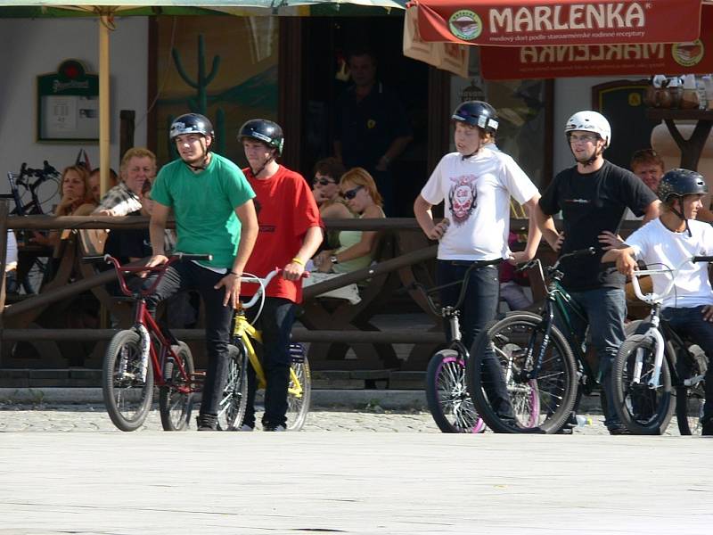 Na novojičínském náměstí se uskutečnil 4. ročník závodů BMX a MTB ve freeestyle. K vidění byly parádní kousky, ale také nepříjemné pády.