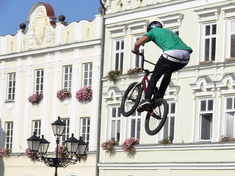 Na novojičínském náměstí se uskutečnil 4. ročník závodů BMX a MTB ve freeestyle. K vidění byly parádní kousky, ale také nepříjemné pády.