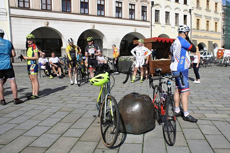 Účastníci Cyklotour Na kole dětem se zastavili ve čtvrtek dopoledne na Masarykově náměstí v Novém Jičíně.