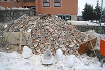 Hromada stavebního odpadu před provizorními WC u Dělnického domu v Odrách. 