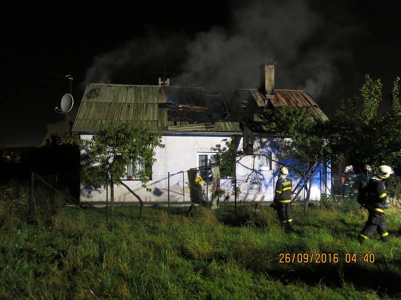 Požár sedlové střechy a půdy rodinného domku ve Vratimově na Ostravsku. 