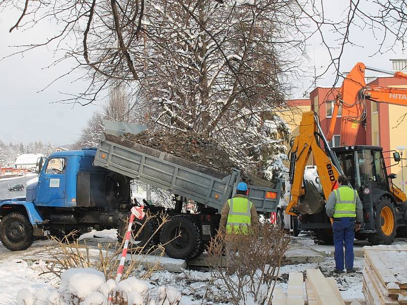 Čtvrtek 21. února dopoledne, Frenštát pod Radhoštěm. Na místě nedělní tragédie stále pracují dělníci, kteří zpevňují trosky domu i vedlejší dům. 