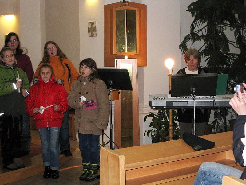 Výjimečný koncert školních pěveckých sborů Zpěváček a Jitřenka se uskutečnil ve čtvrtek 8. ledna ve Španělské kapli. 