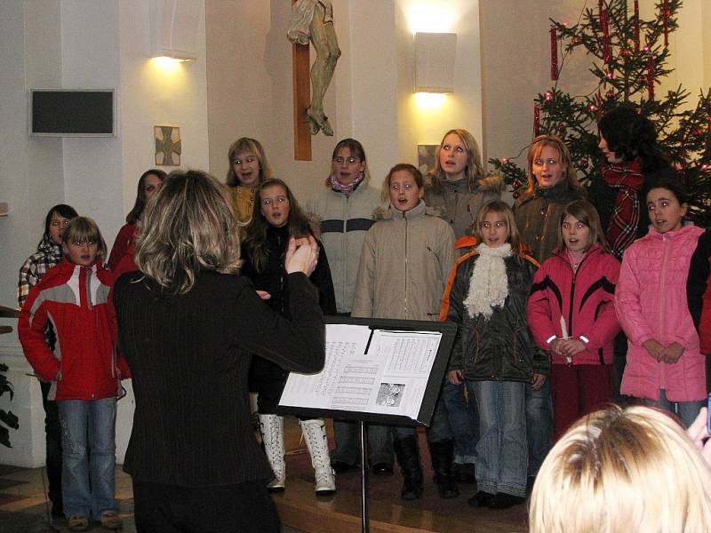 Výjimečný koncert školních pěveckých sborů Zpěváček a Jitřenka se uskutečnil ve čtvrtek 8. ledna ve Španělské kapli. 