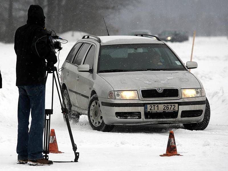 Řidiči se ve čtvrtek 11. února mohli v praxi naučit reagovat na komplikace způsobené jízdou na sněhu v rámci 2. ročníku Školy smyku. Tu u mošnovského letiště pořádala společnost Auto Heller ve spolupráci s odborníky z mostecké HCT – High Car Training.