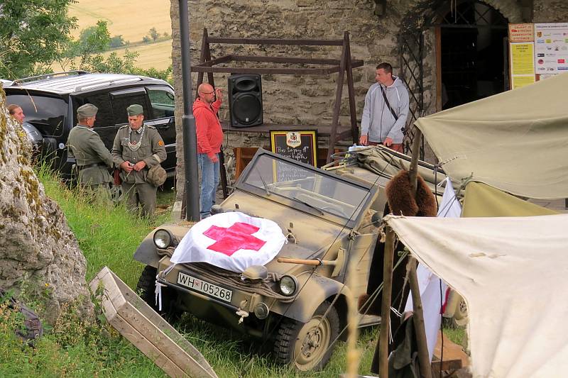 Jeden z válečných bojů druhé světové války na hradě Starý Jičín.