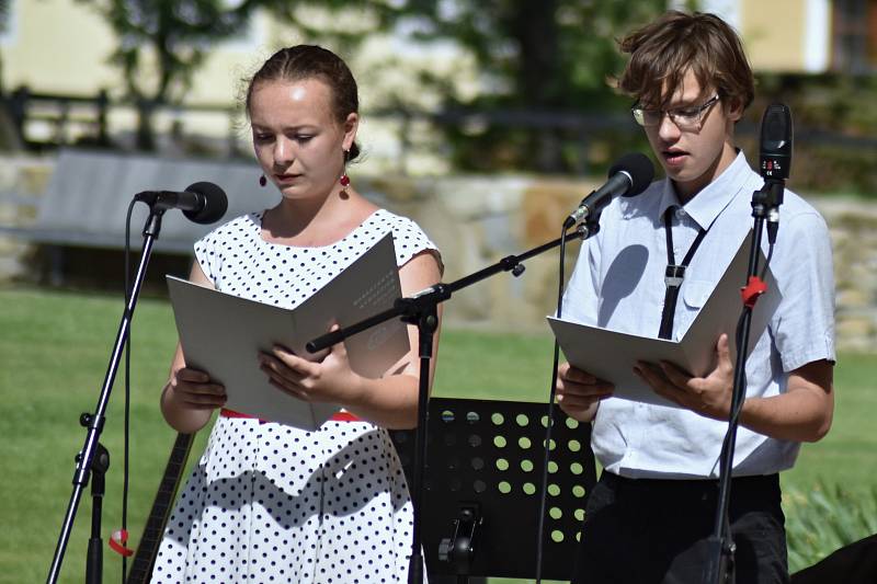 Víkend otevřených zahrad uspořádali v Příboře. V sobotu 8. června i v neděli byl v piaristické zahradě zajímavý program.